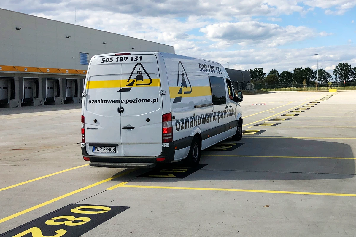 Malowanie pasów parkingowych - czym jest ta usługa?